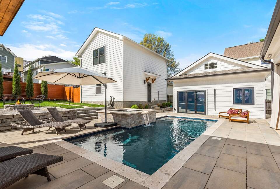 Blue Note Retreat: Downtown Nashville's Poolside Escape - Nashville, Tennessee