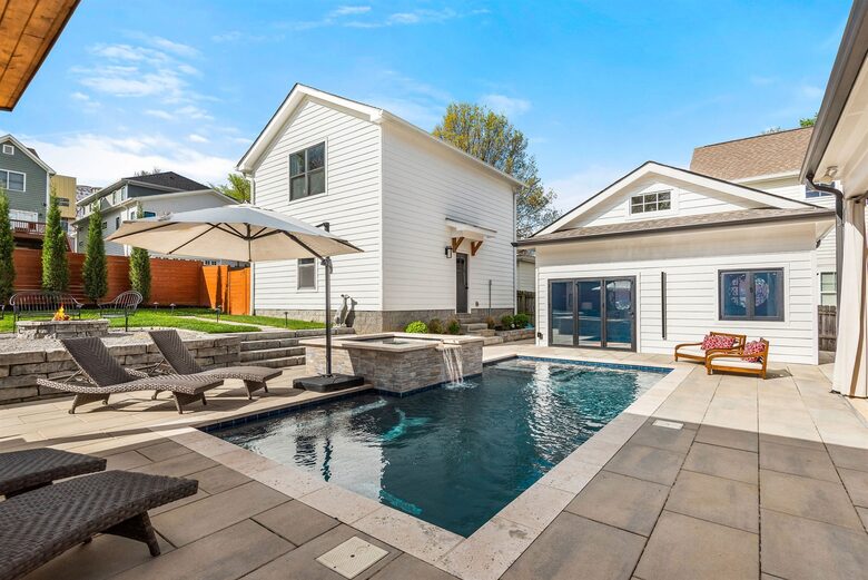 Blue Note Retreat: Downtown Nashville's Poolside Escape - Nashville, Tennessee