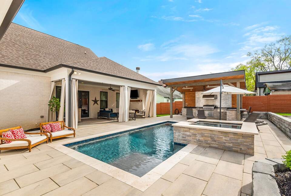 Blue Note Retreat: Downtown Nashville's Poolside Escape - Nashville, Tennessee