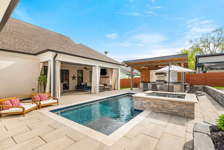 Blue Note Retreat: Downtown Nashville's Poolside Escape - Nashville, Tennessee