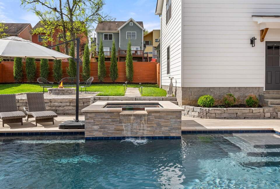 Blue Note Retreat: Downtown Nashville's Poolside Escape - Nashville, Tennessee