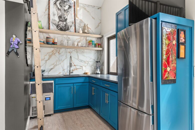Ice maker, full fridge; perfect for poolside entertaining