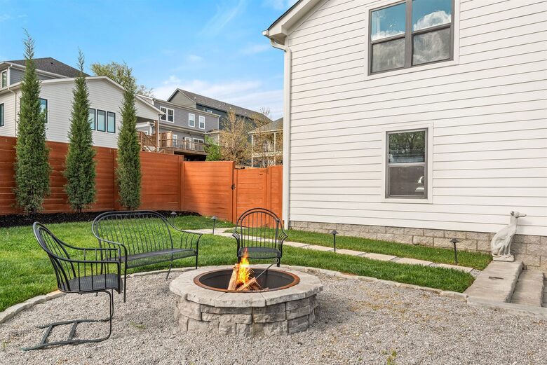 Blue Note Retreat: Downtown Nashville's Poolside Escape - Nashville, Tennessee