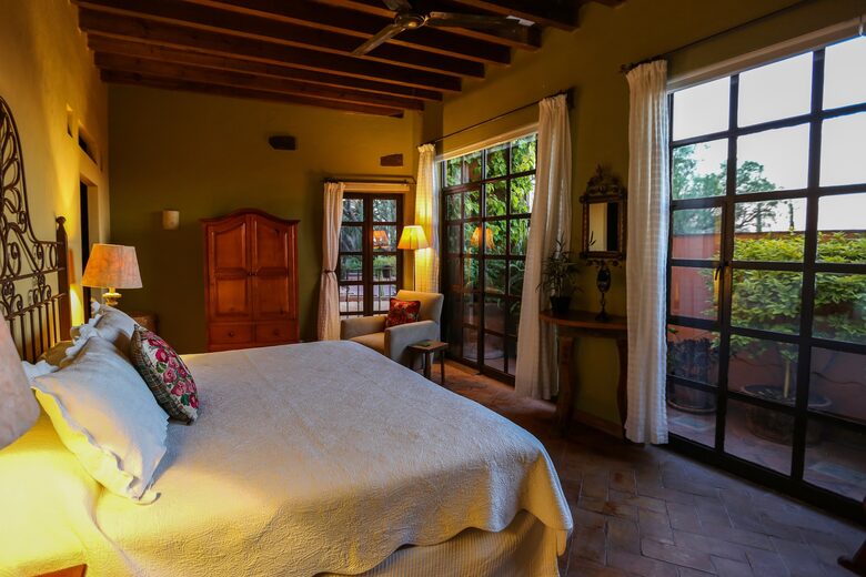 King Suite with views of Parroquia