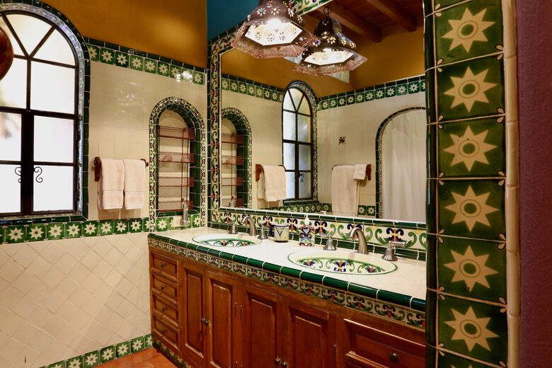 King Suite full bath