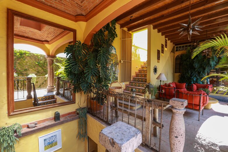 Outdoor sala (living room) by King and Queen Suites