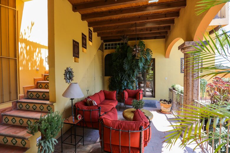 Outdoor sala (living room) by King and Queen Suites