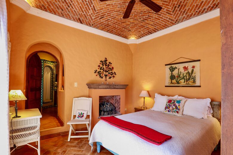 Queen Suite with boveda ceiling
