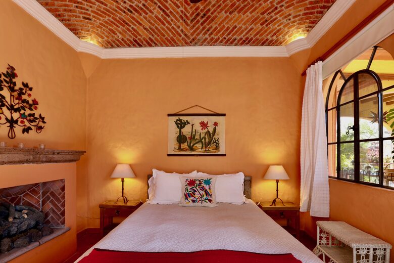 Queen Suite with fire place