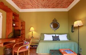 Queen Suite study