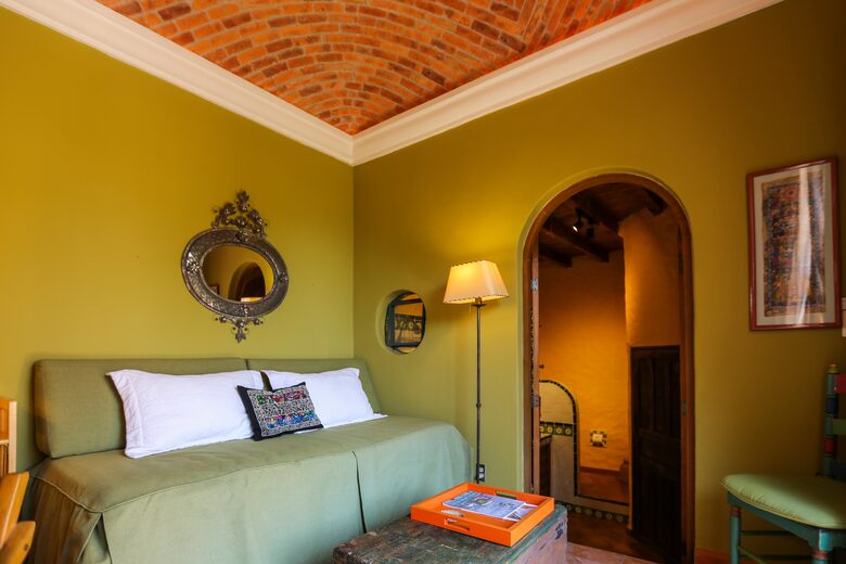 Queen Suite study