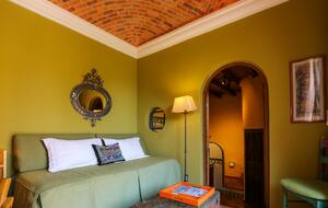 Queen Suite study