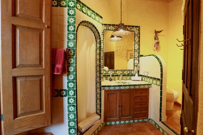 Queen Suite full bath