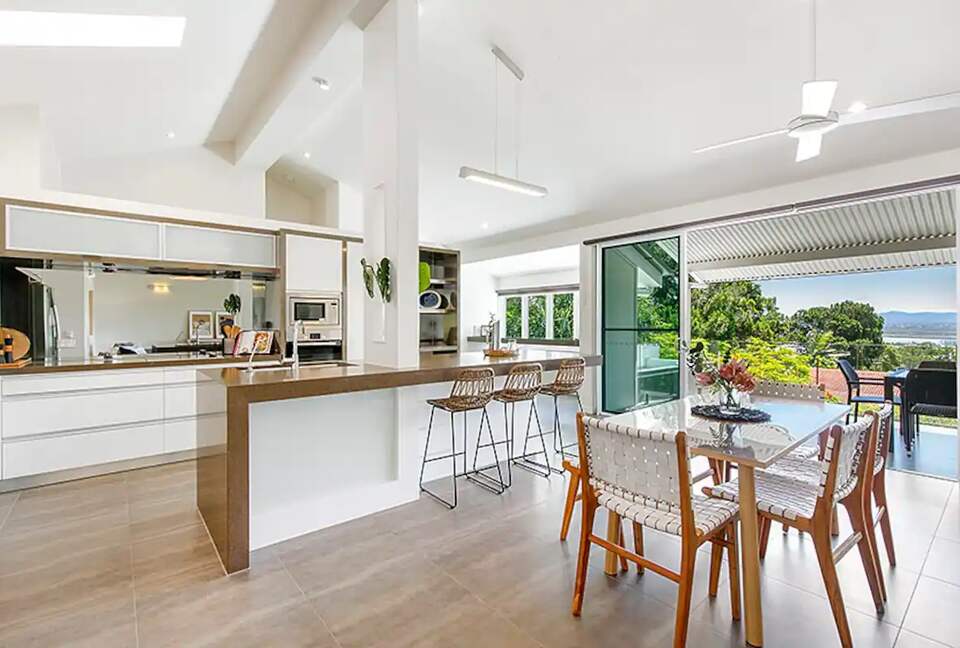Noosa Heads Hideaway | Prime Location, Views & Sunsets, Walk to Beach - Noosa Heads, Australia