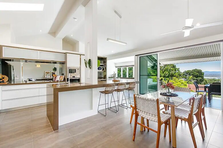 Noosa Heads Hideaway | Prime Location, Views & Sunsets, Walk to Beach - Noosa Heads, Australia
