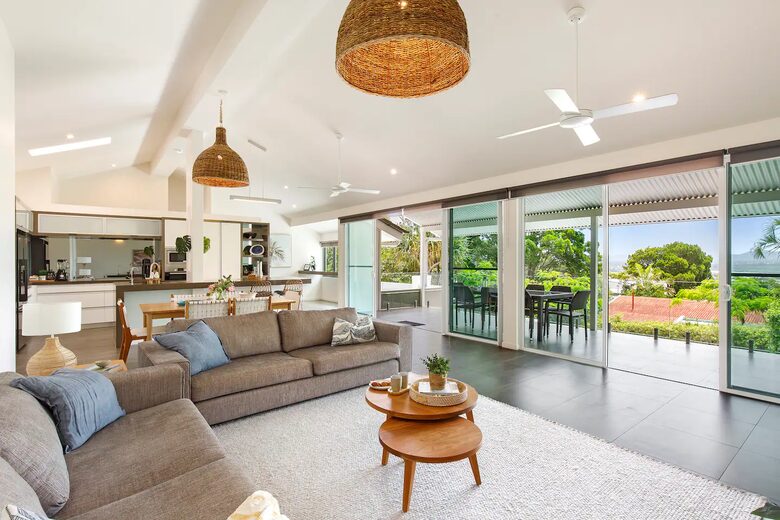 Noosa Heads Hideaway | Prime Location, Views & Sunsets, Walk to Beach - Noosa Heads, Australia