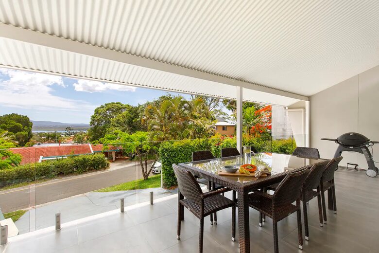 Noosa Heads Hideaway | Prime Location, Views & Sunsets, Walk to Beach - Noosa Heads, Australia