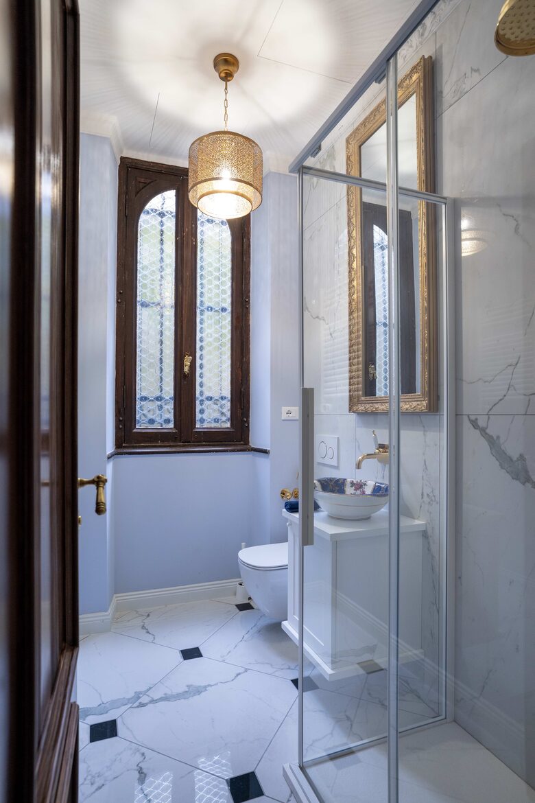 Ground floor full bathroom