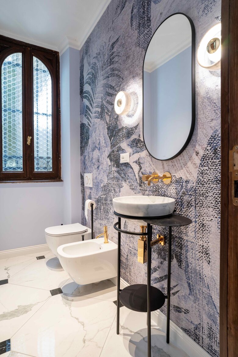 Ground half bathroom