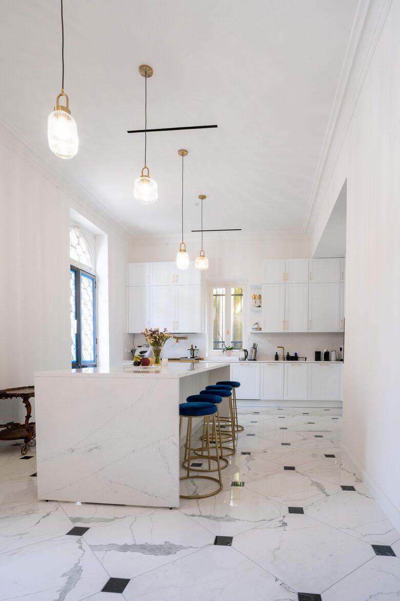Kitchen with 3m (10ft) counter with seating on both sides