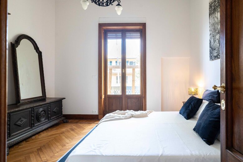 Upstair bedroom 2 with sea view and balcony