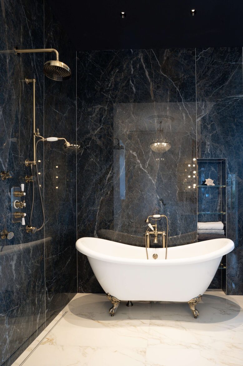 Master bathroom with sea view