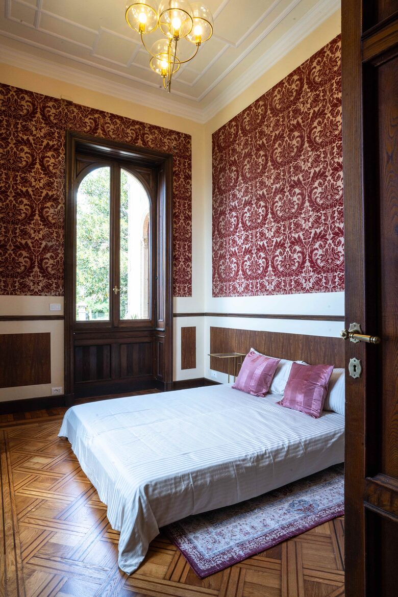 Ground floor bedroom 1 with sea view