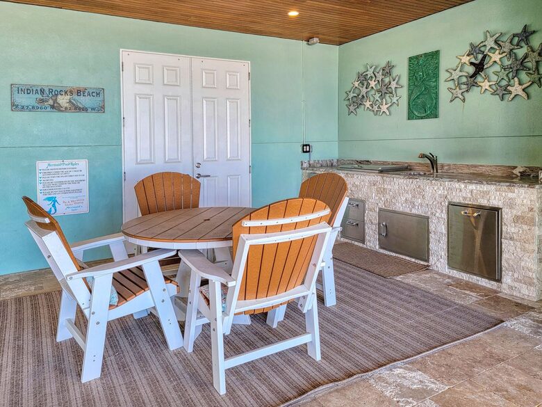Mermaids Lair: Ultimate Beachfront Getaway - Indian Rocks Beach, Florida
