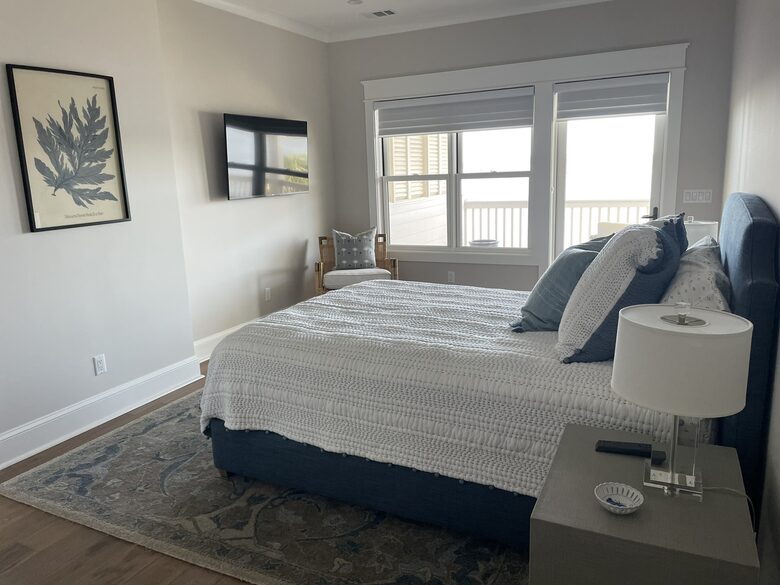 Queen bedroom with outside deck