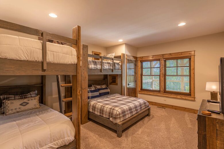 Spacious Eagles Nest Mountain Retreat with Stunning Views - Banner Elk, North Carolina