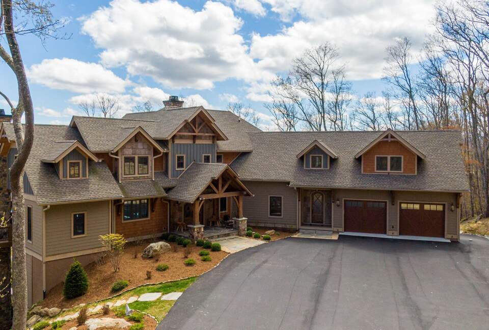 Spacious Eagles Nest Mountain Retreat with Stunning Views - Banner Elk, North Carolina