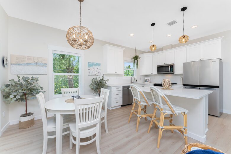 Seating for 6 Guests in Kitchen and Dining Area