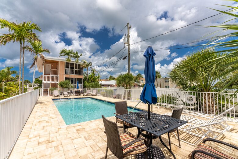 Common Area Pool and Outdoor Dining & Propane BBQ Grills Area