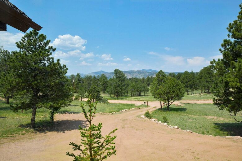 Elevated Bliss: Pikes Peak Mountain Retreat - Florissant, Colorado