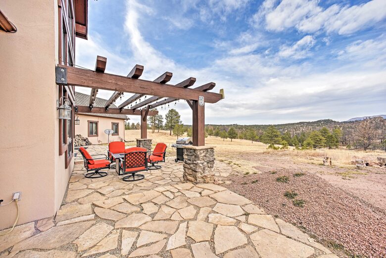 Elevated Bliss: Pikes Peak Mountain Retreat - Florissant, Colorado