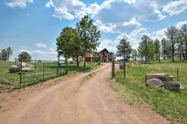 Elevated Bliss: Pikes Peak Mountain Retreat - Florissant, Colorado