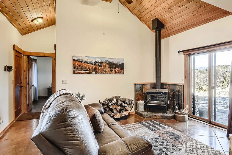Elevated Bliss: Pikes Peak Mountain Retreat - Florissant, Colorado