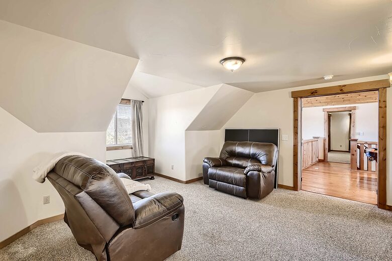 Elevated Bliss: Pikes Peak Mountain Retreat - Florissant, Colorado