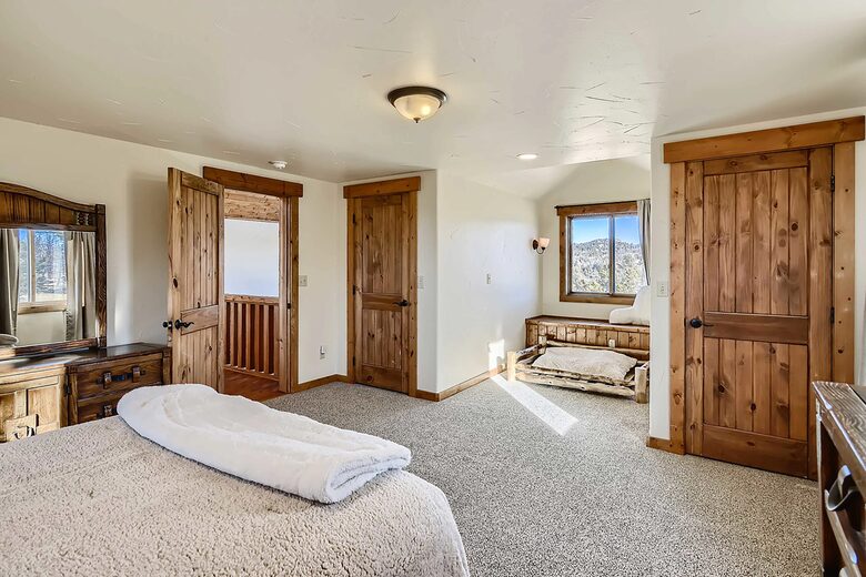 Elevated Bliss: Pikes Peak Mountain Retreat - Florissant, Colorado
