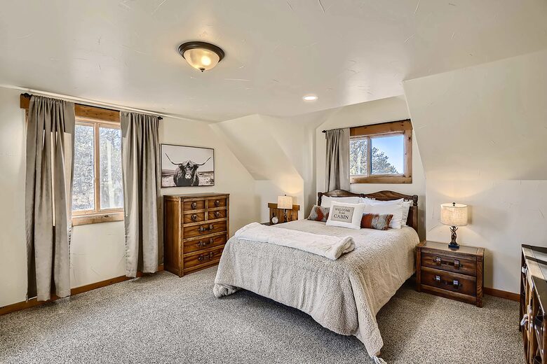 Elevated Bliss: Pikes Peak Mountain Retreat - Florissant, Colorado