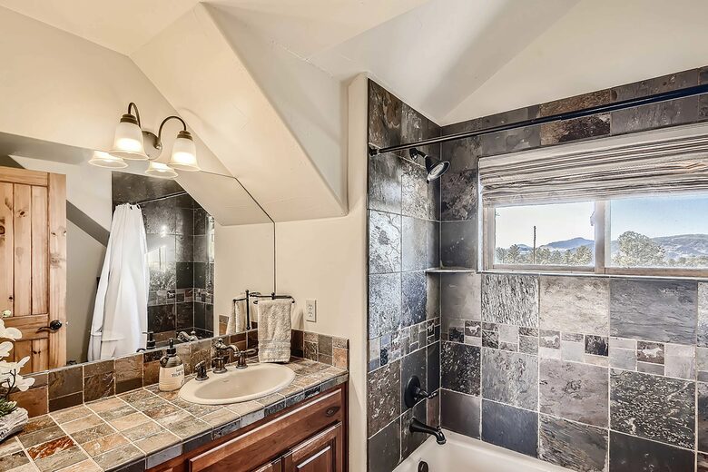Elevated Bliss: Pikes Peak Mountain Retreat - Florissant, Colorado