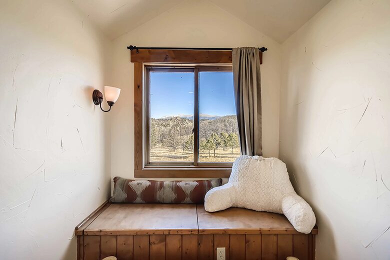 Elevated Bliss: Pikes Peak Mountain Retreat - Florissant, Colorado