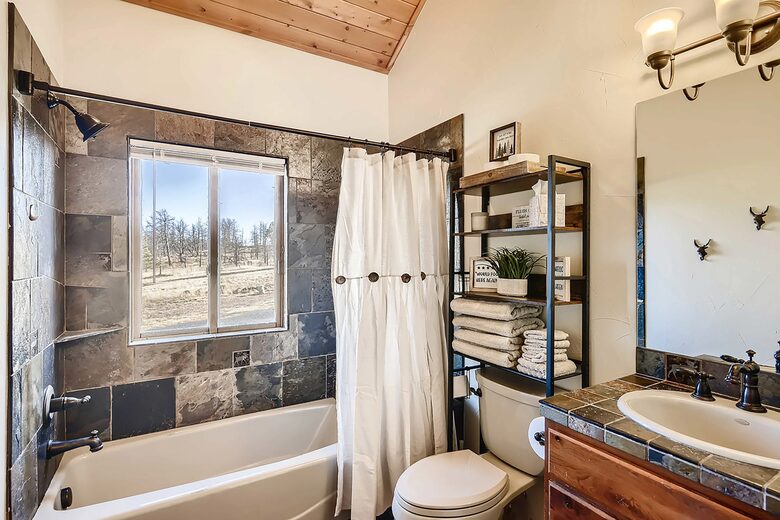 Elevated Bliss: Pikes Peak Mountain Retreat - Florissant, Colorado