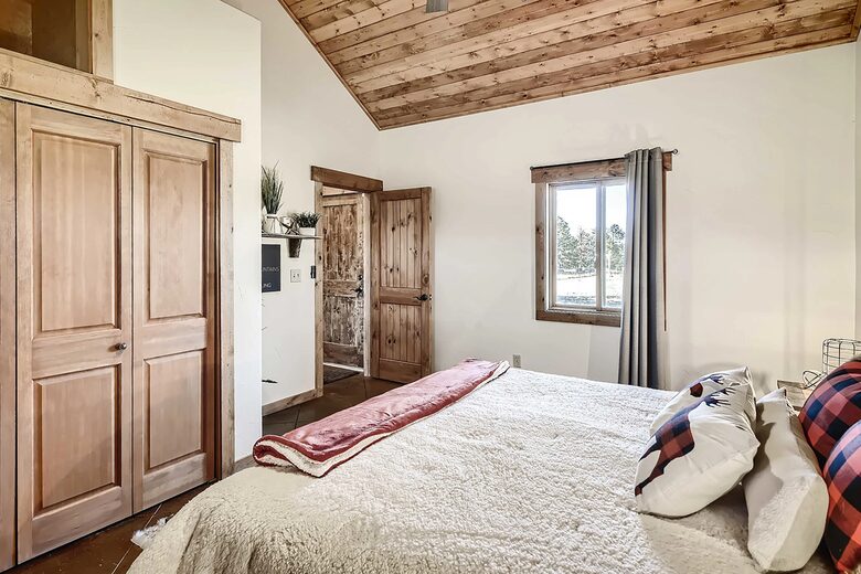 Elevated Bliss: Pikes Peak Mountain Retreat - Florissant, Colorado