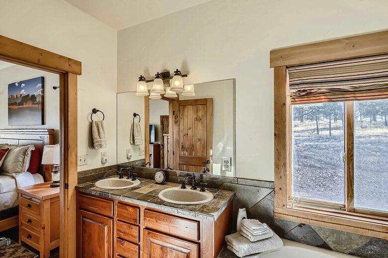 Elevated Bliss: Pikes Peak Mountain Retreat - Florissant, Colorado
