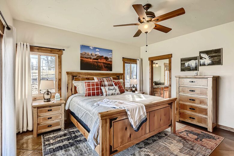Elevated Bliss: Pikes Peak Mountain Retreat - Florissant, Colorado