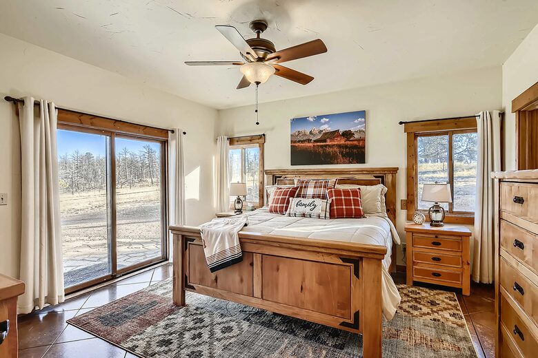 Elevated Bliss: Pikes Peak Mountain Retreat - Florissant, Colorado