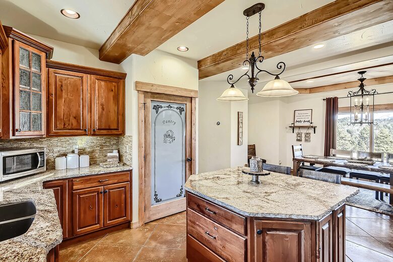 Elevated Bliss: Pikes Peak Mountain Retreat - Florissant, Colorado