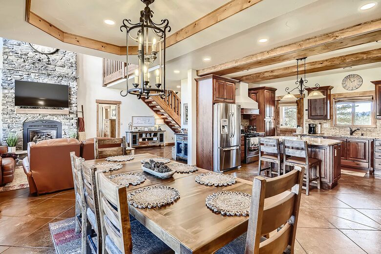Elevated Bliss: Pikes Peak Mountain Retreat - Florissant, Colorado