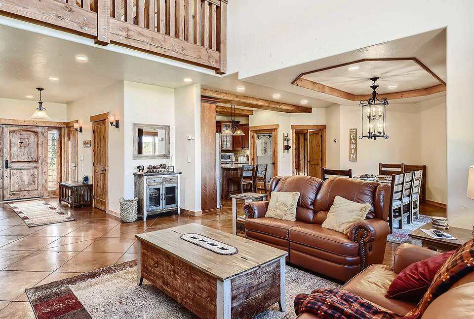 Elevated Bliss: Pikes Peak Mountain Retreat - Florissant, Colorado